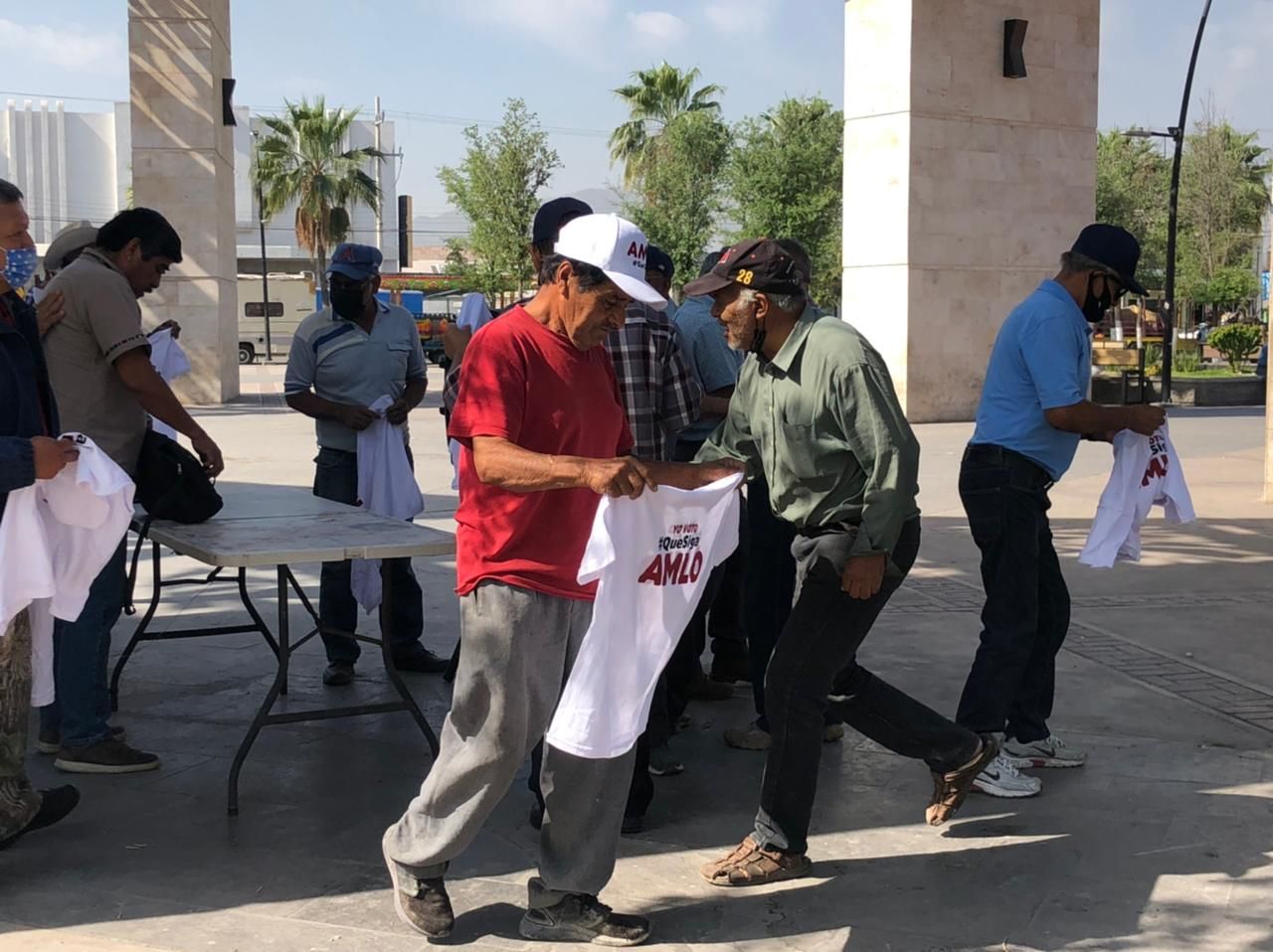 Camisetas y gorras de AMLO son entregadas en la plaza principal de Monclova