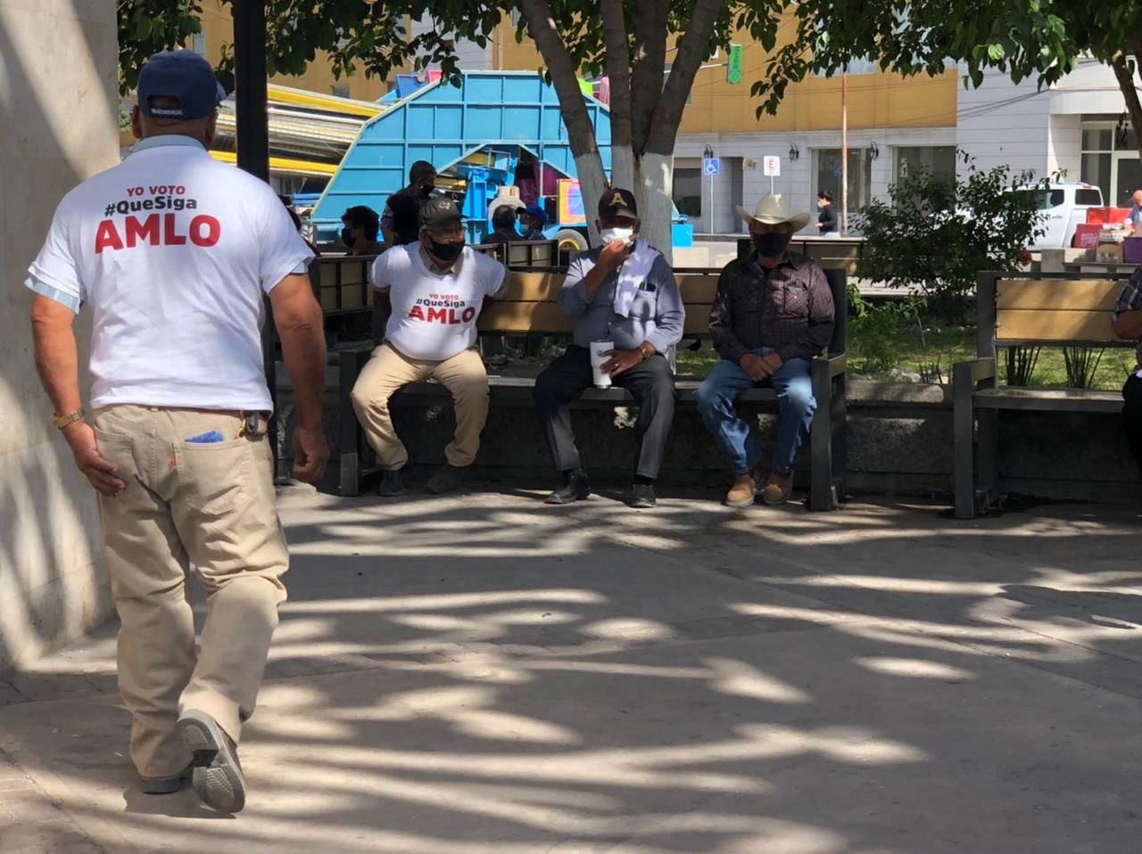 Camisetas y gorras de AMLO son entregadas en la plaza principal de Monclova