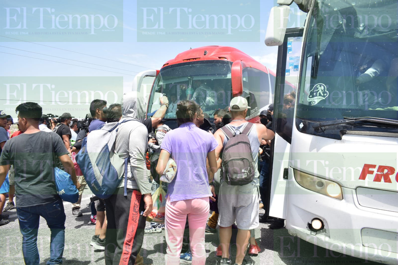 Avanza caravana de migrantes a pie sobre la federal 53 