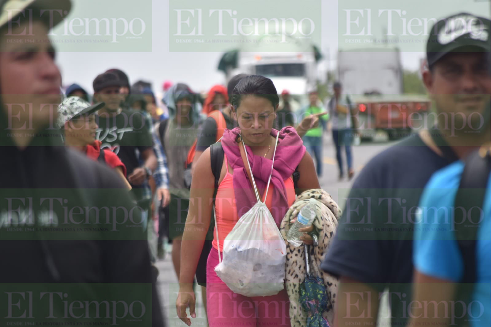 Avanza caravana de migrantes a pie sobre la federal 53 