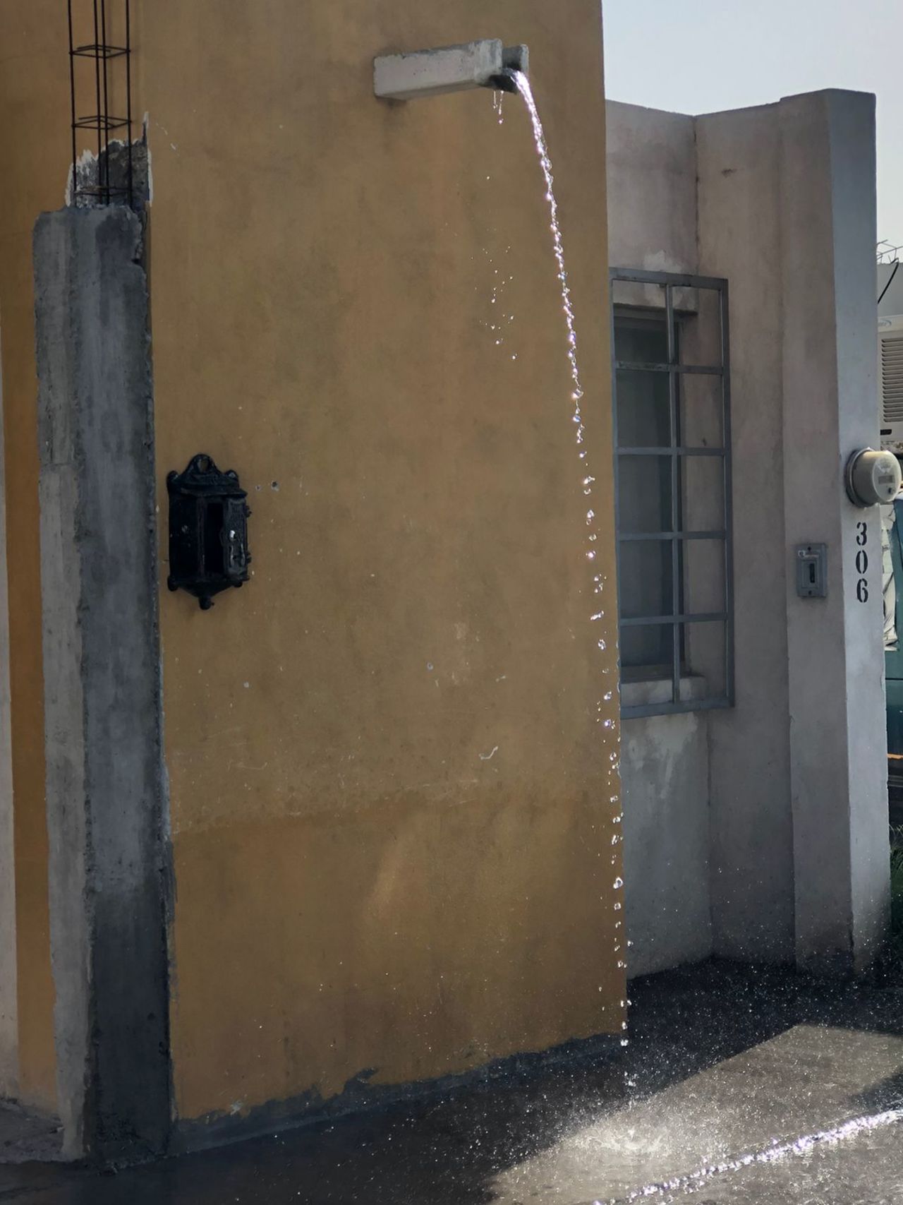Fugas de agua en domicilios de la colonia Mezquital dejando de lado la escasez por la que el país pasa   