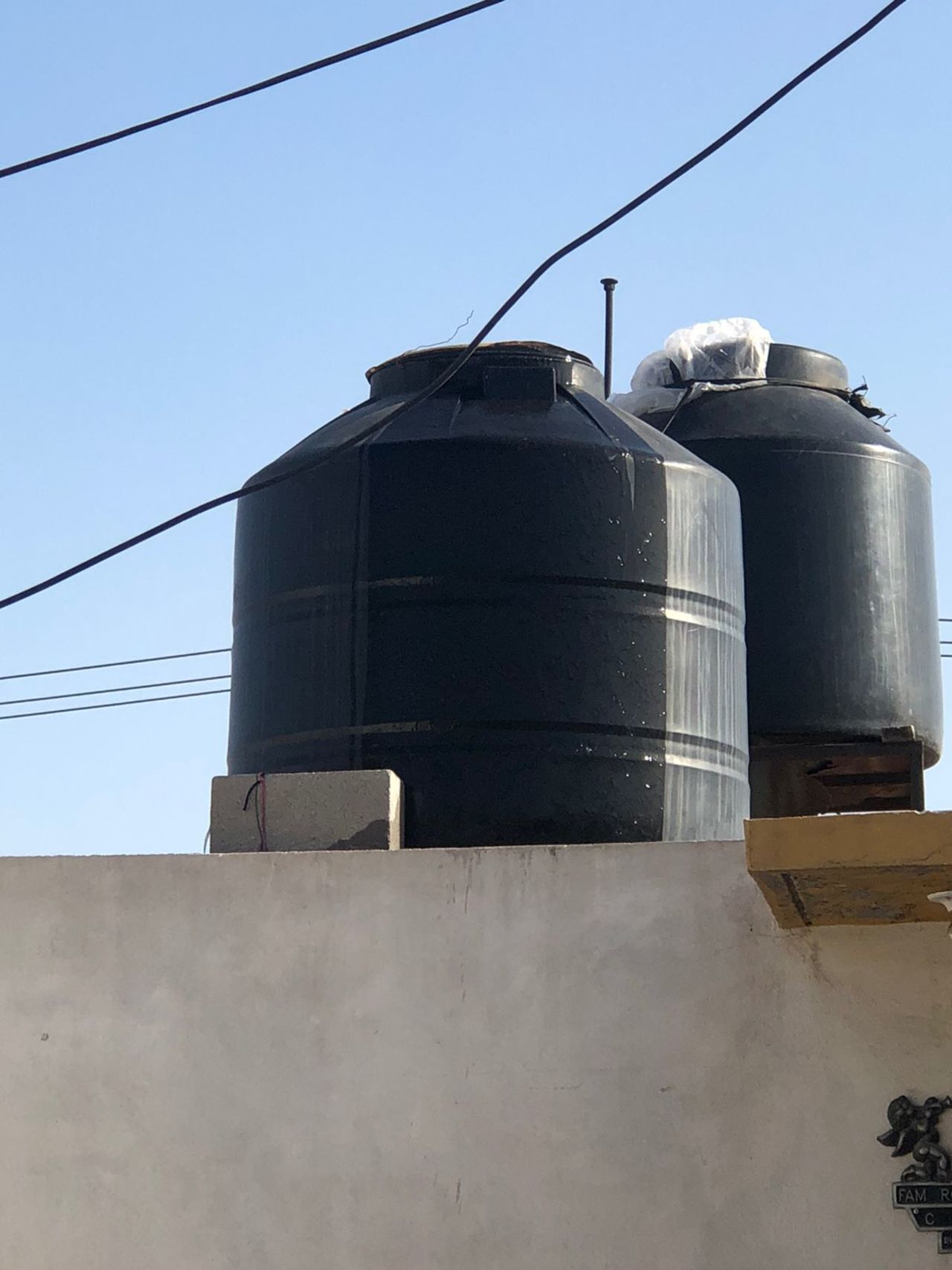 Fugas de agua en domicilios de la colonia Mezquital dejando de lado la escasez por la que el país pasa   