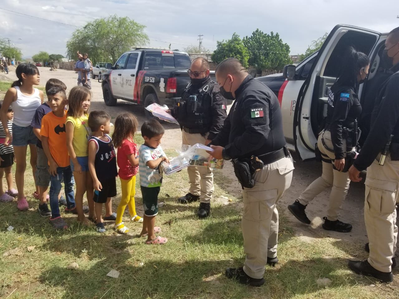 Policía Civil Coahuila apoya a niños con útiles escolares