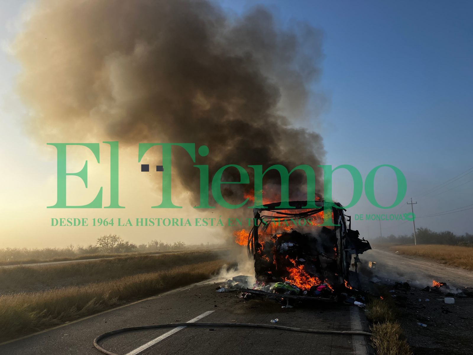 Caja de tráiler se incendia en carretera Monclova-Sabinas 