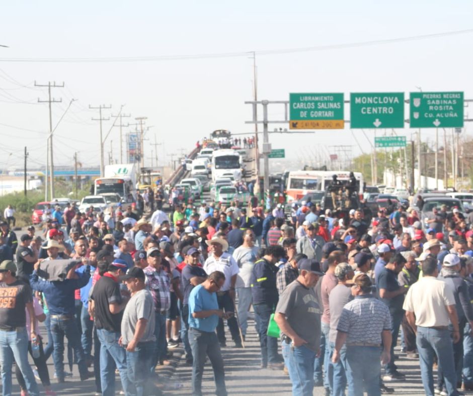 Obreros bloquean la carretera federal 57