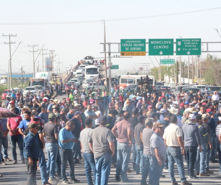 Obreros bloquean la carretera federal 57