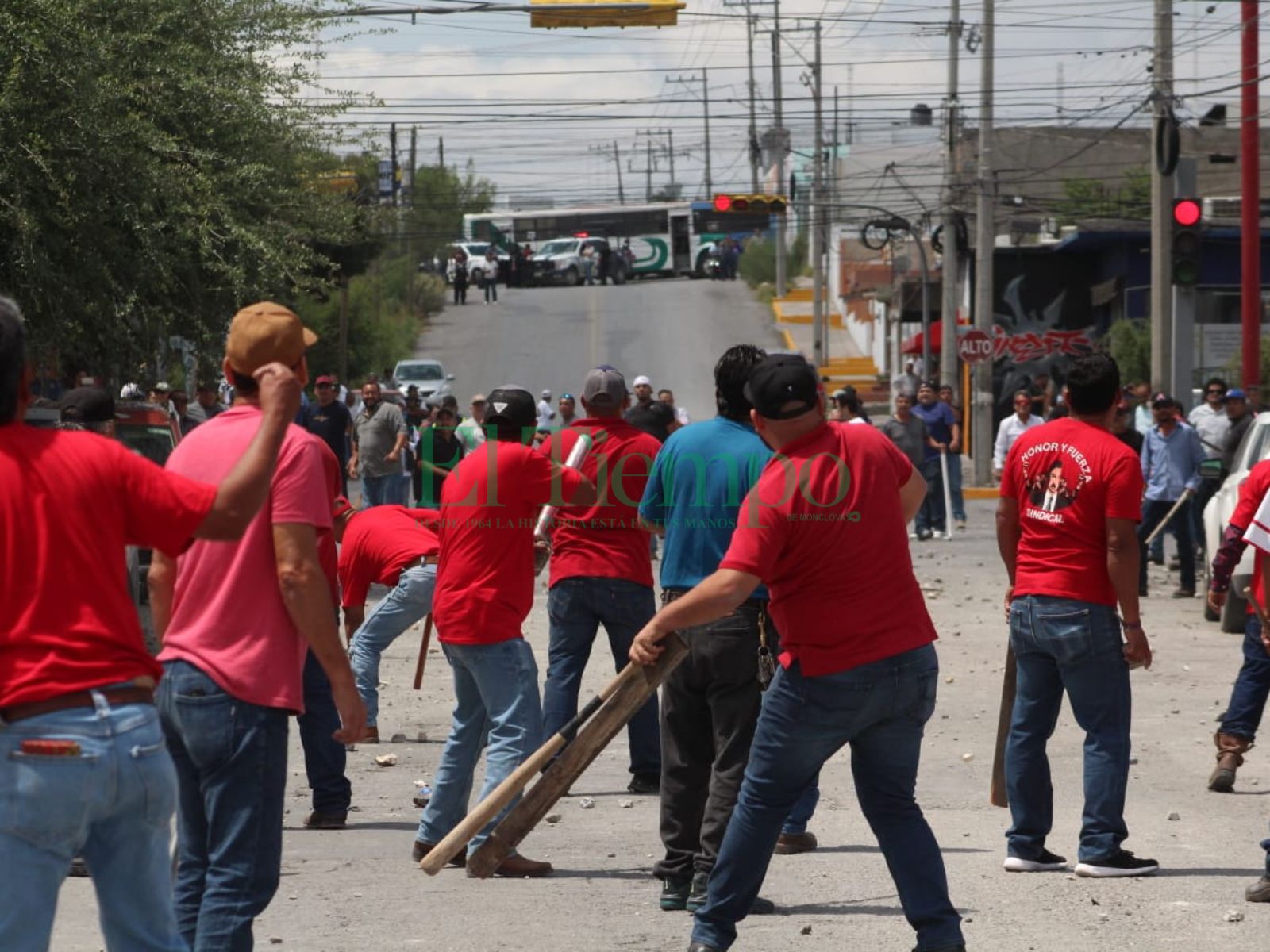 Enfrentamiento obrero paraliza la zona centro de Monclova 