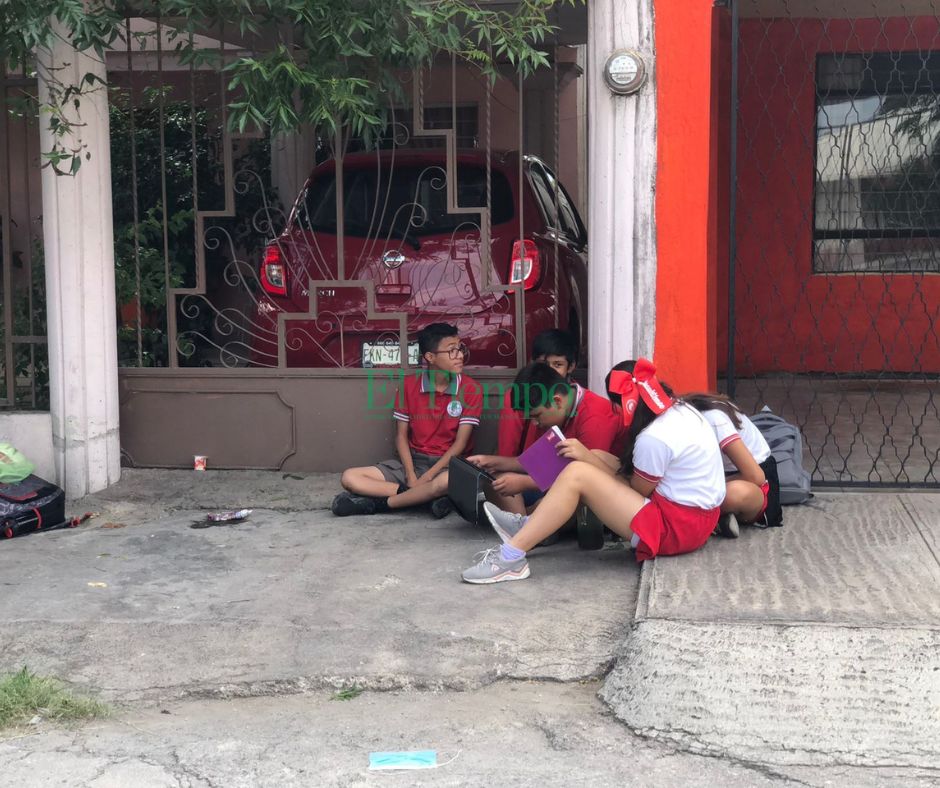 Padres de familia cierran escuela Cuauhtémoc por falta de aire acondicionado 