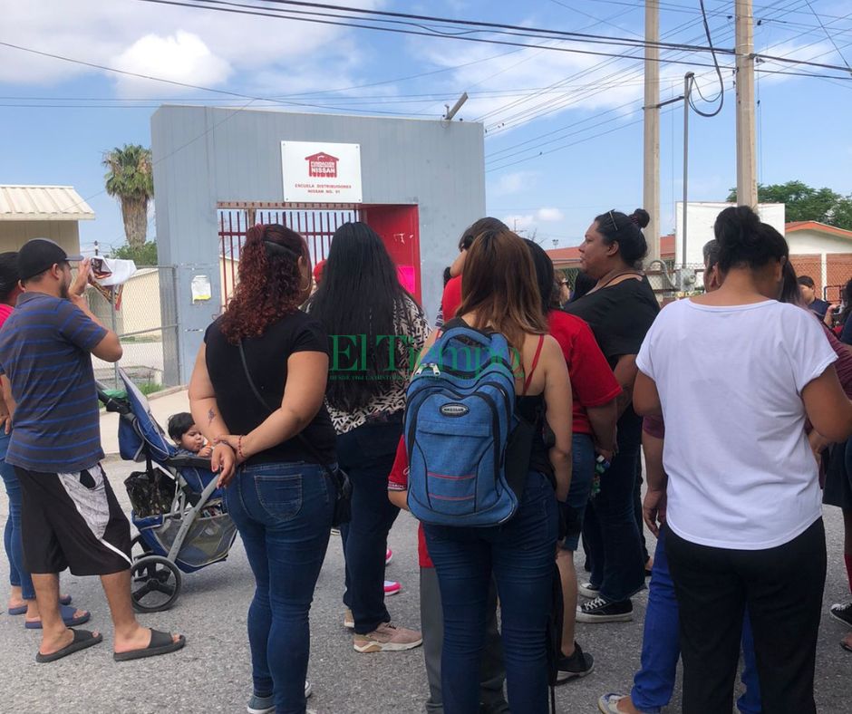 Padres de familia cierran escuela Cuauhtémoc por falta de aire acondicionado 