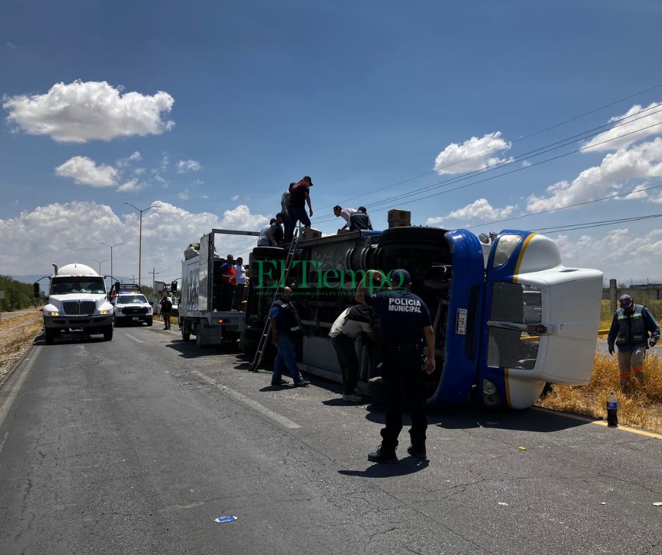 Camión de cerveza vuelca en la carretera 30 entre Frontera y San Buenaventura