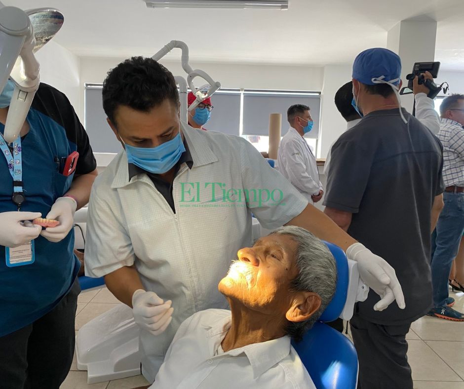 Abuelitos reciben prótesis dentales gratis