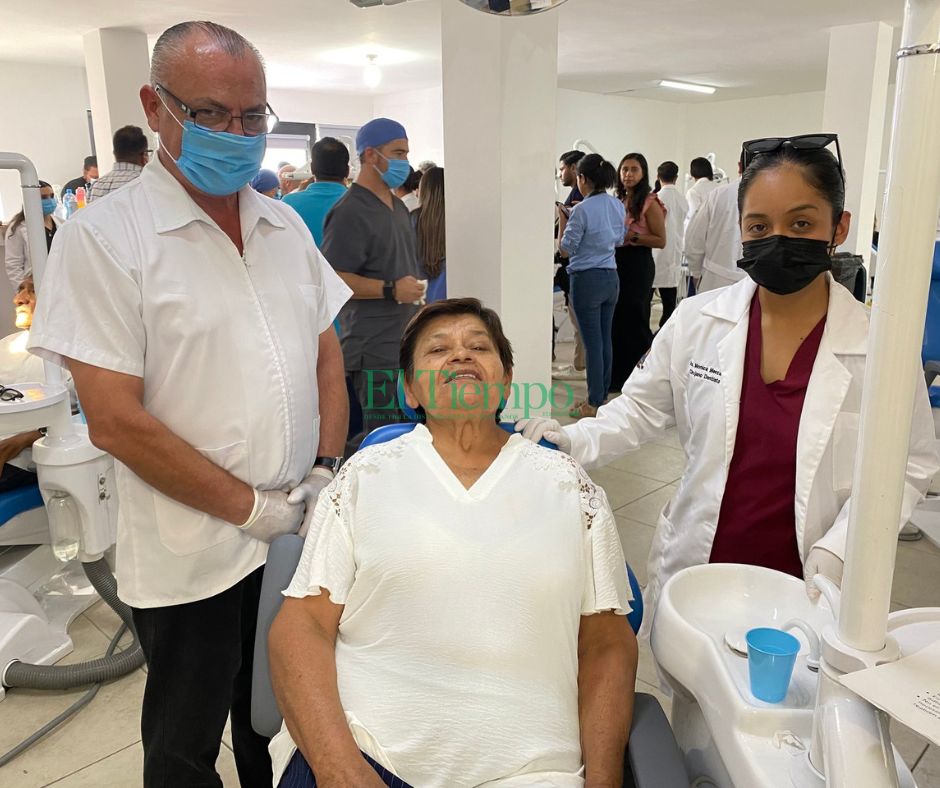 Abuelitos reciben prótesis dentales gratis