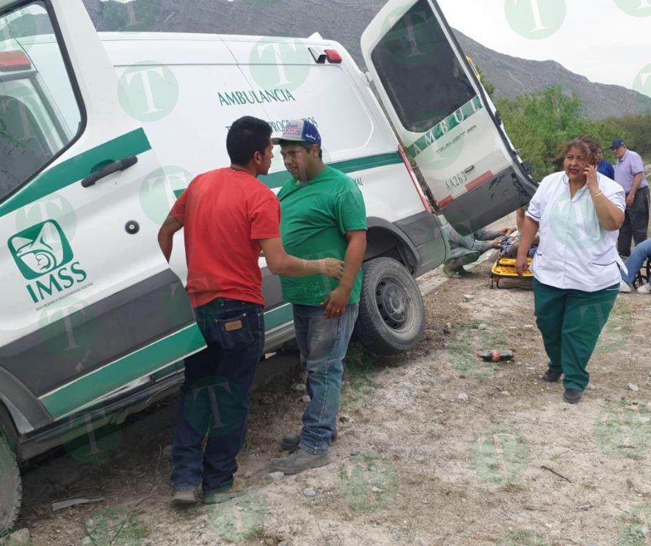 Ambulancia del IMSS choca contra árbol y muere paciente