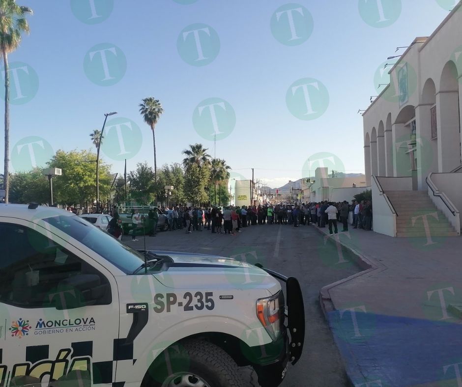 Trabajadores y ex trabajadores de AHMSA bloquean calle Zaragoza