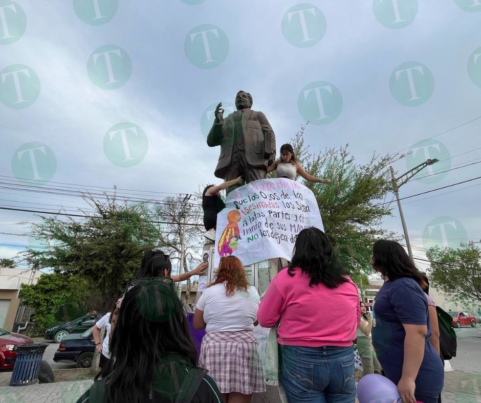 Municipio repara la estatua del Maestro Cuauhtémoc Cortés