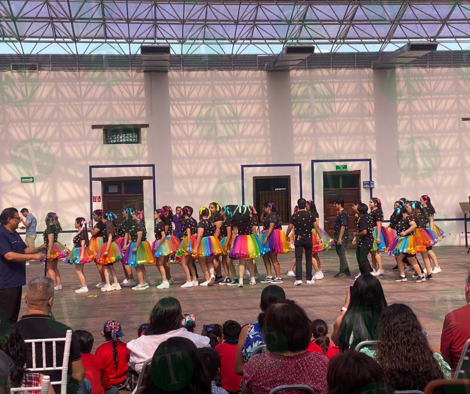 Normalistas festejan el Día del Niño con presentaciones de baile
