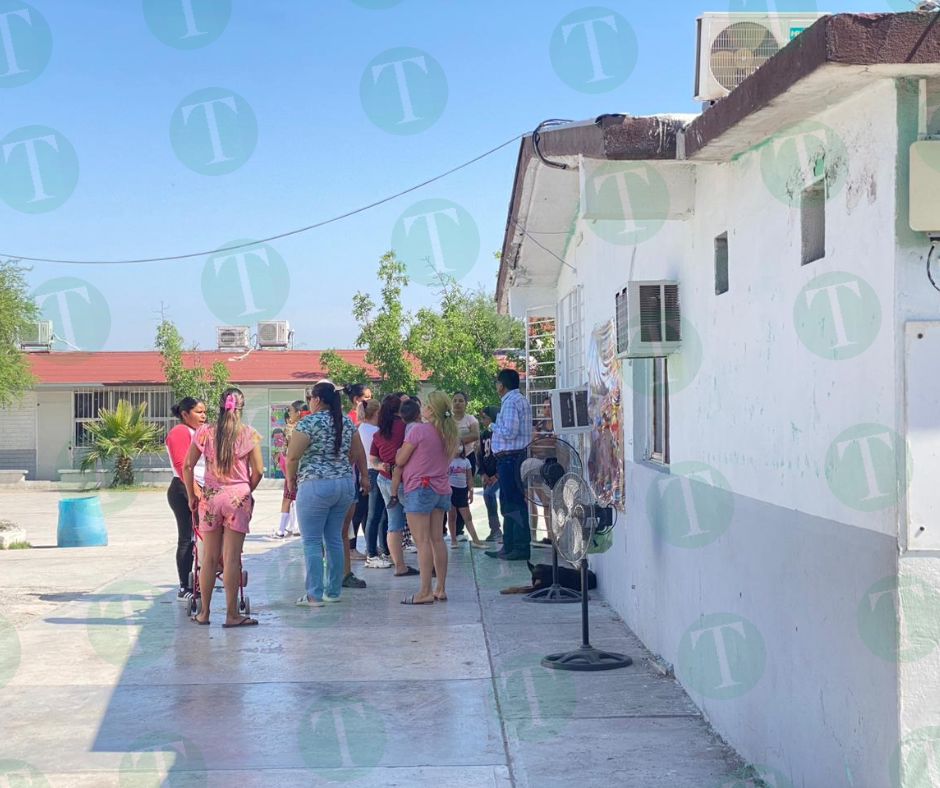 Madres de familia se quejan por falta de electricidad para el grupo de quinto grado en la primaria Torres Jaime Bodeg