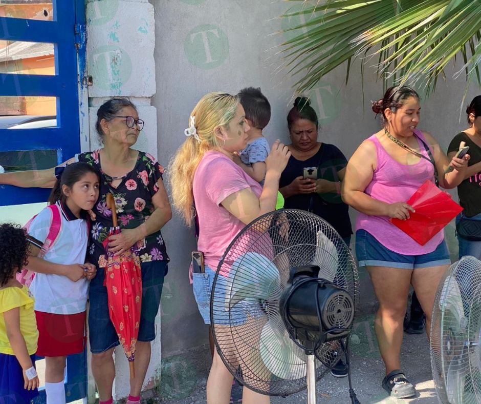Madres de familia se quejan por falta de electricidad para el grupo de quinto grado en la primaria Torres Jaime Bodeg