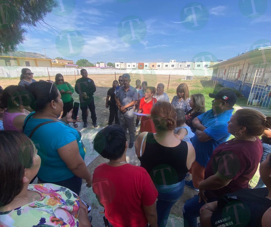  Padres de familia se manifiestan en la primaria Josefina Ortiz 
