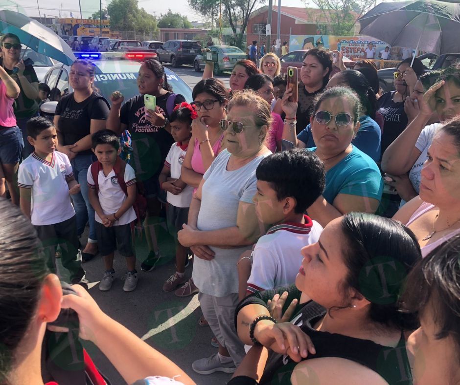  Padres de familia se manifiestan en la primaria Josefina Ortiz 