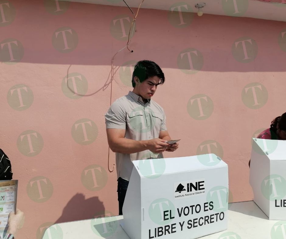 Emite su voto el candidato a la alcaldía de Frontera, Roberto Piña  