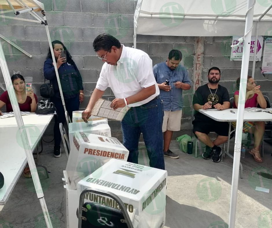 Emite su voto el candidato a la alcaldía de Frontera, Roberto Piña  