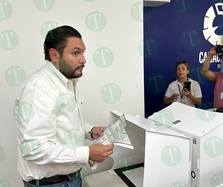 Carlos Villarreal ejerce su derecho de voto