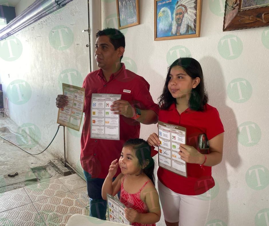 Javier Castillo emite su voto en Ciudad Frontera