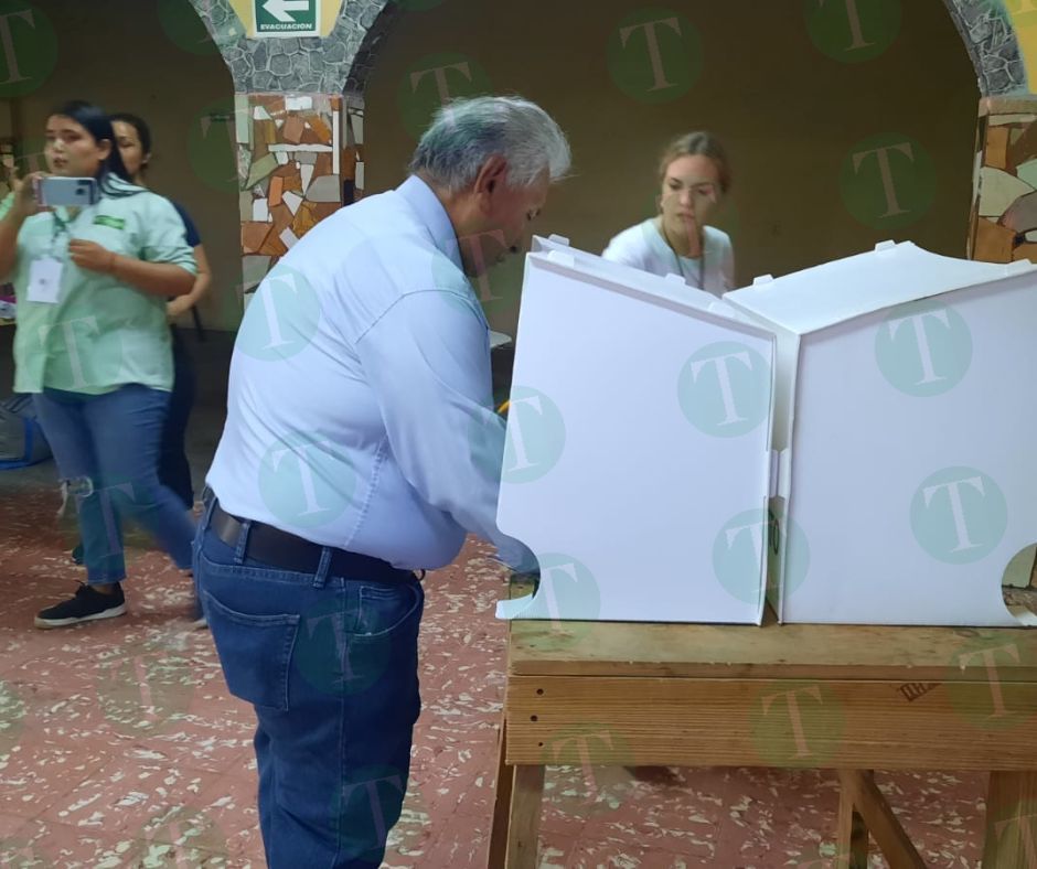 El Dr. Pepe Pérez sale a emitir su voto en Frontera 