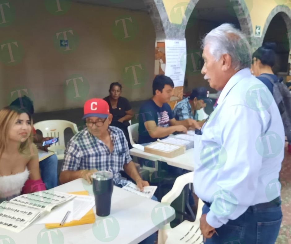El Dr. Pepe Pérez sale a emitir su voto en Frontera 