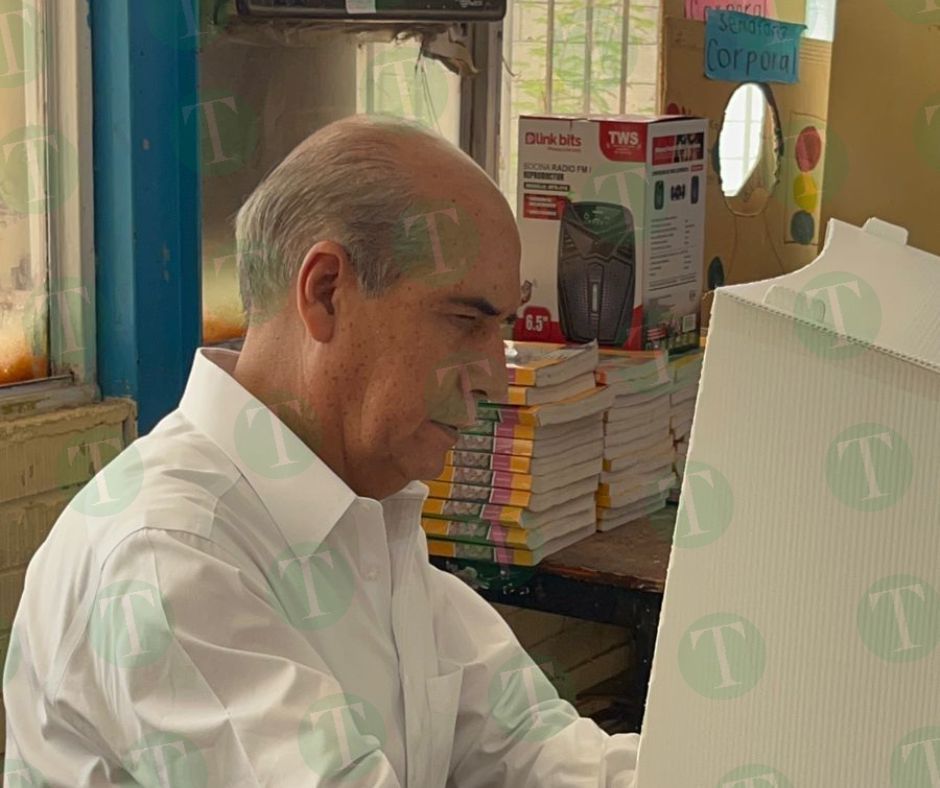 Alcalde y candidato Mario Dávila emite su voto en Monclova 