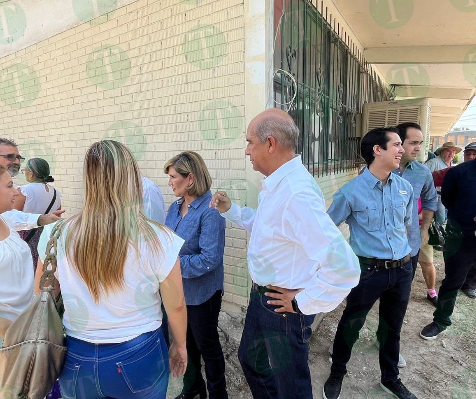Alcalde y candidato Mario Dávila emite su voto en Monclova 