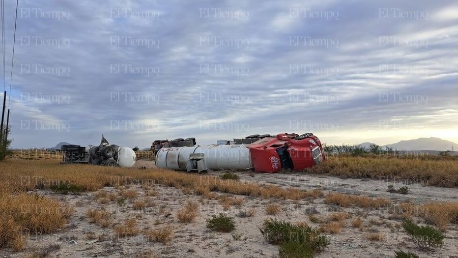 Tráiler con 60 mil litros de diésel vuleca y causa alerta en carretera Monclova-Sabinas