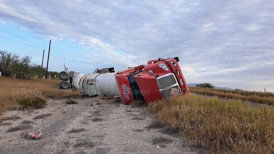 Tráiler con 60 mil litros de diésel vuleca y causa alerta en carretera Monclova-Sabinas