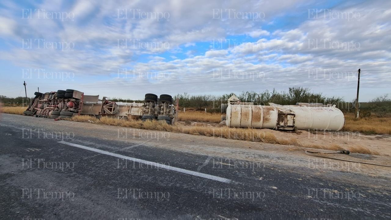 Tráiler con 60 mil litros de diésel vuleca y causa alerta en carretera Monclova-Sabinas