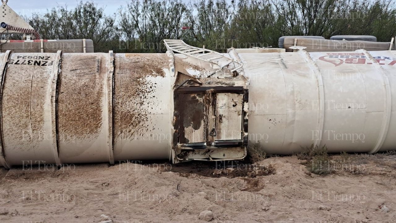 Tráiler con 60 mil litros de diésel vuleca y causa alerta en carretera Monclova-Sabinas