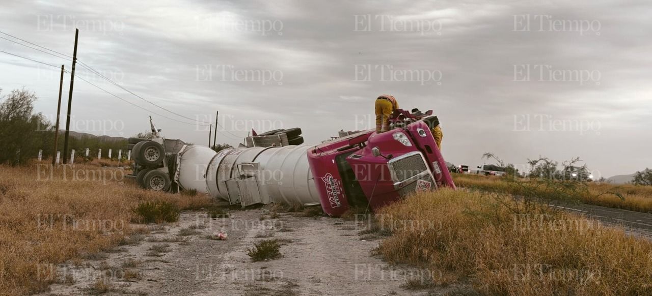 Tráiler con 60 mil litros de diésel vuleca y causa alerta en carretera Monclova-Sabinas